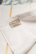 Etiqueta tejida Maison 1952 Colección Chateau en una toalla de baño de algodón turco, color blanco 
