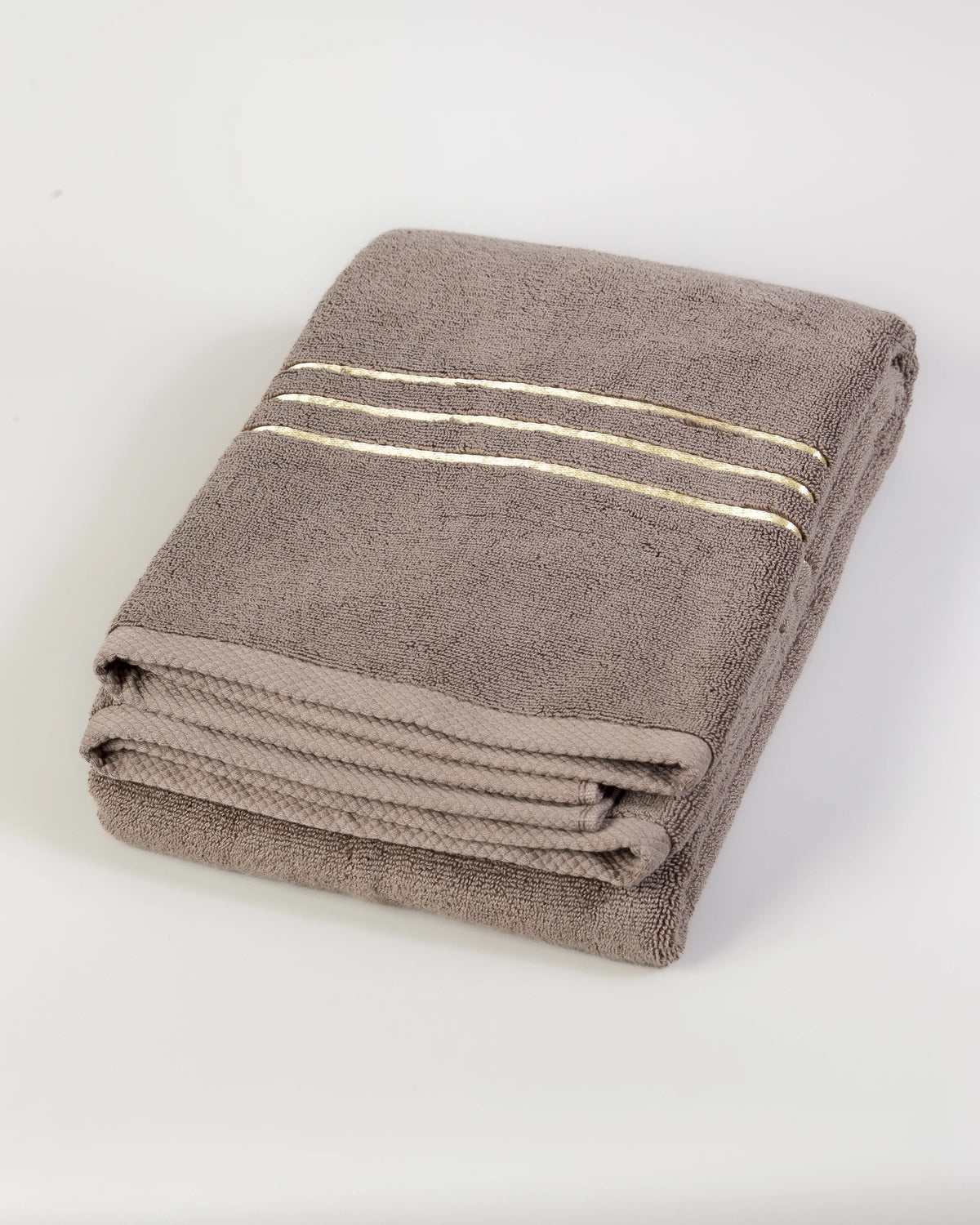 Set Chateau Essentials, colore marrone – telo da bagno piegato su uno sfondo da studio 
