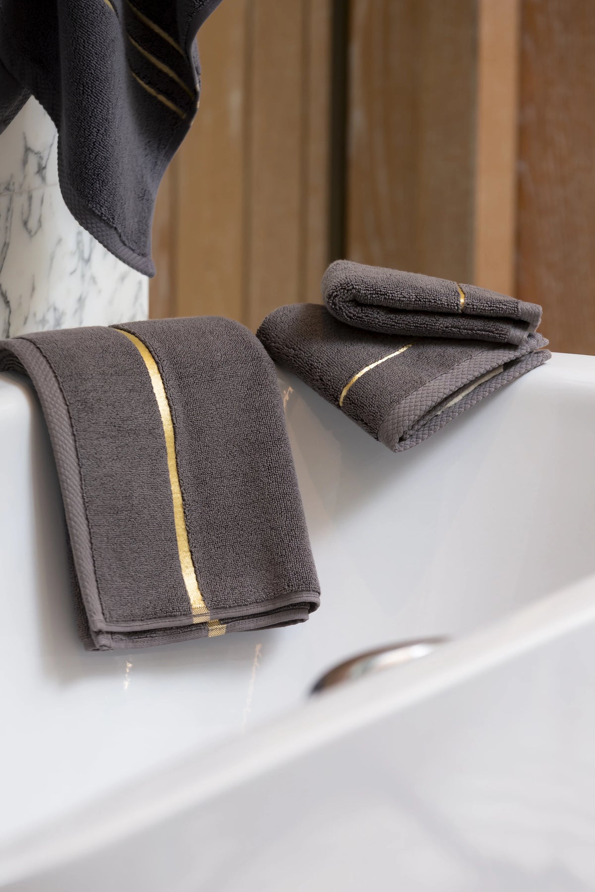 Set Chateau Essentials, colore grigio – asciugamani sul bordo di una vasca 