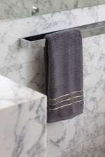 Set Chateau Essentials, colore grigio – asciugamano su un portasciugamani cromato 