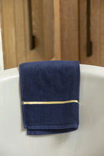 Set Chateau Essentials, colore blu navy – asciugamano adagiato su una vasca 