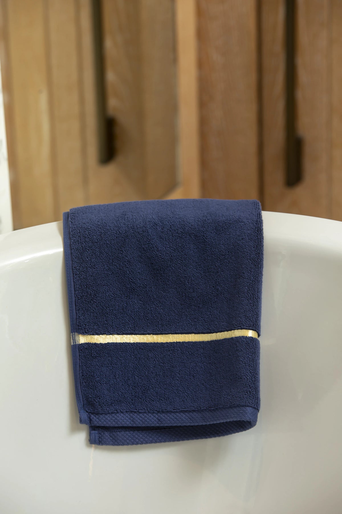 Set Chateau Essentials, colore blu navy – asciugamano adagiato su una vasca 