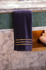 Set Chateau Essentials, colore blu navy – asciugamano appeso a un mobile lavabo in marmo 