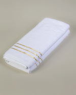 Set Chateau Essentials, colore bianco – asciugamano piegato su uno sfondo da studio 