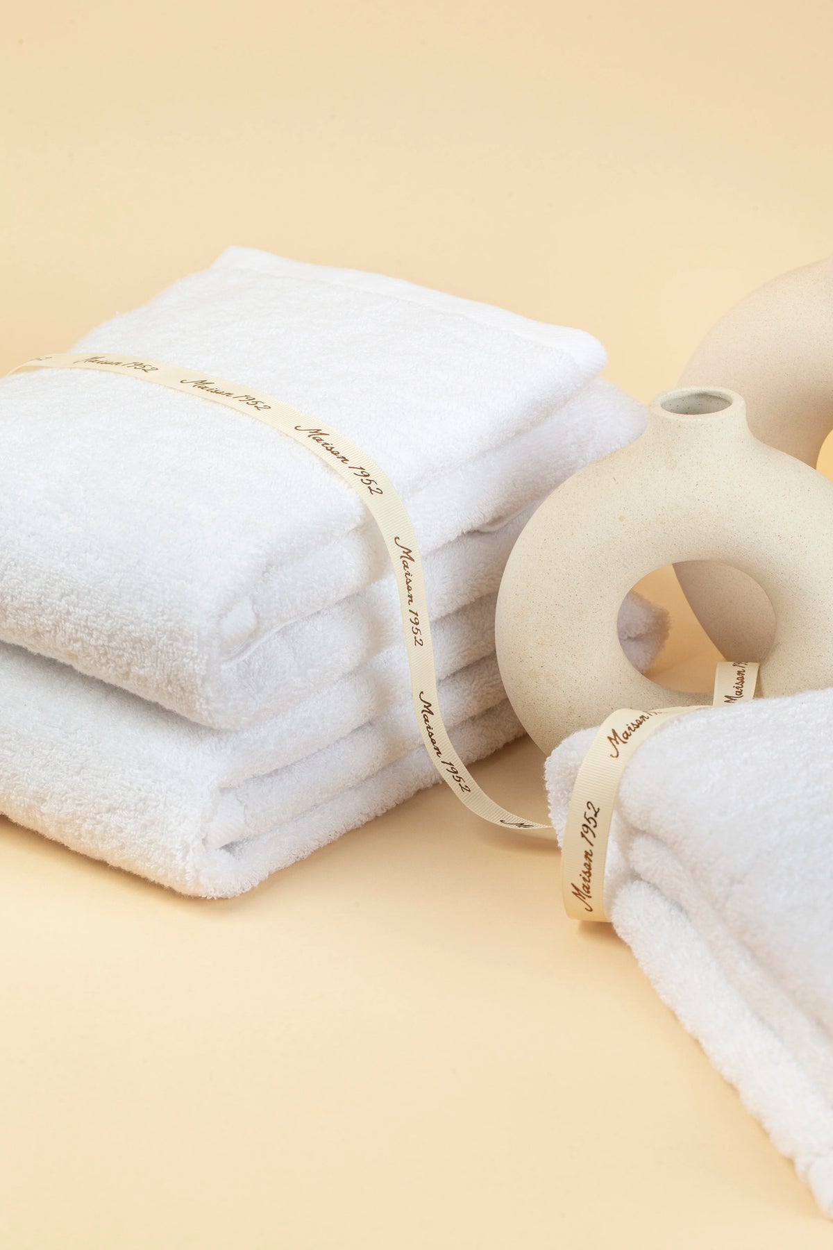 Retreat Duo Set of white cotton towels tied with a Maison 1952 gift ribbon