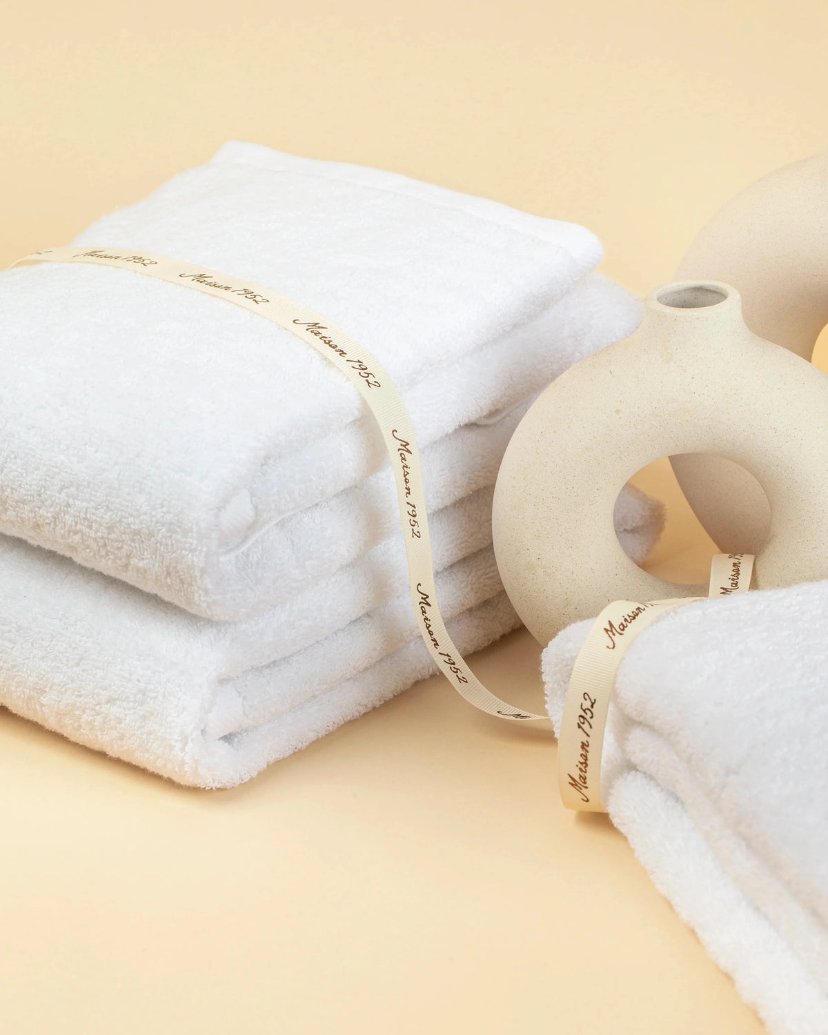 Retreat Duo Set of white cotton towels tied with a Maison 1952 gift ribbon